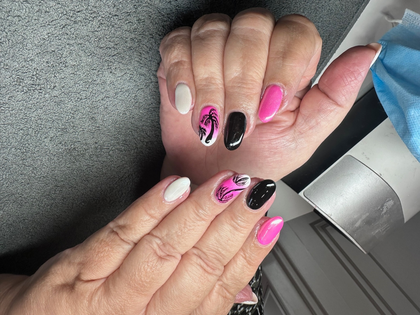 Bee and daisy nail art design